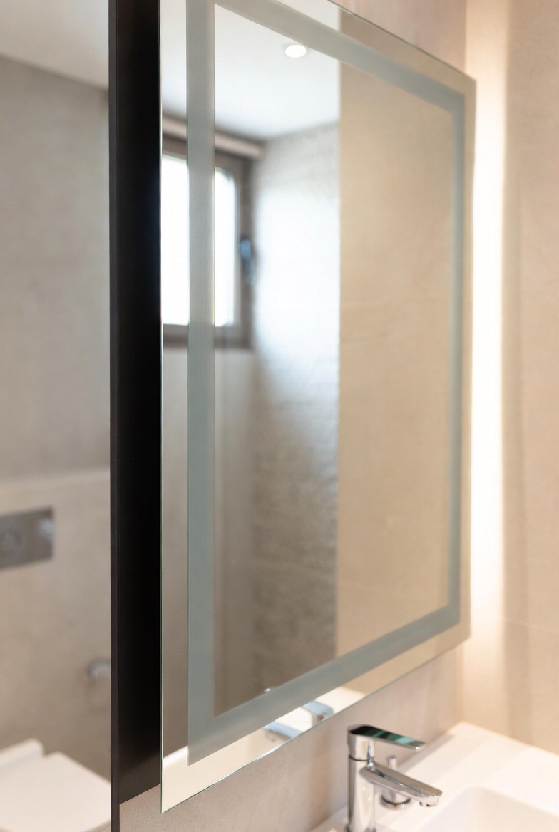Matte Frame Mirrors for Subtle Elegance