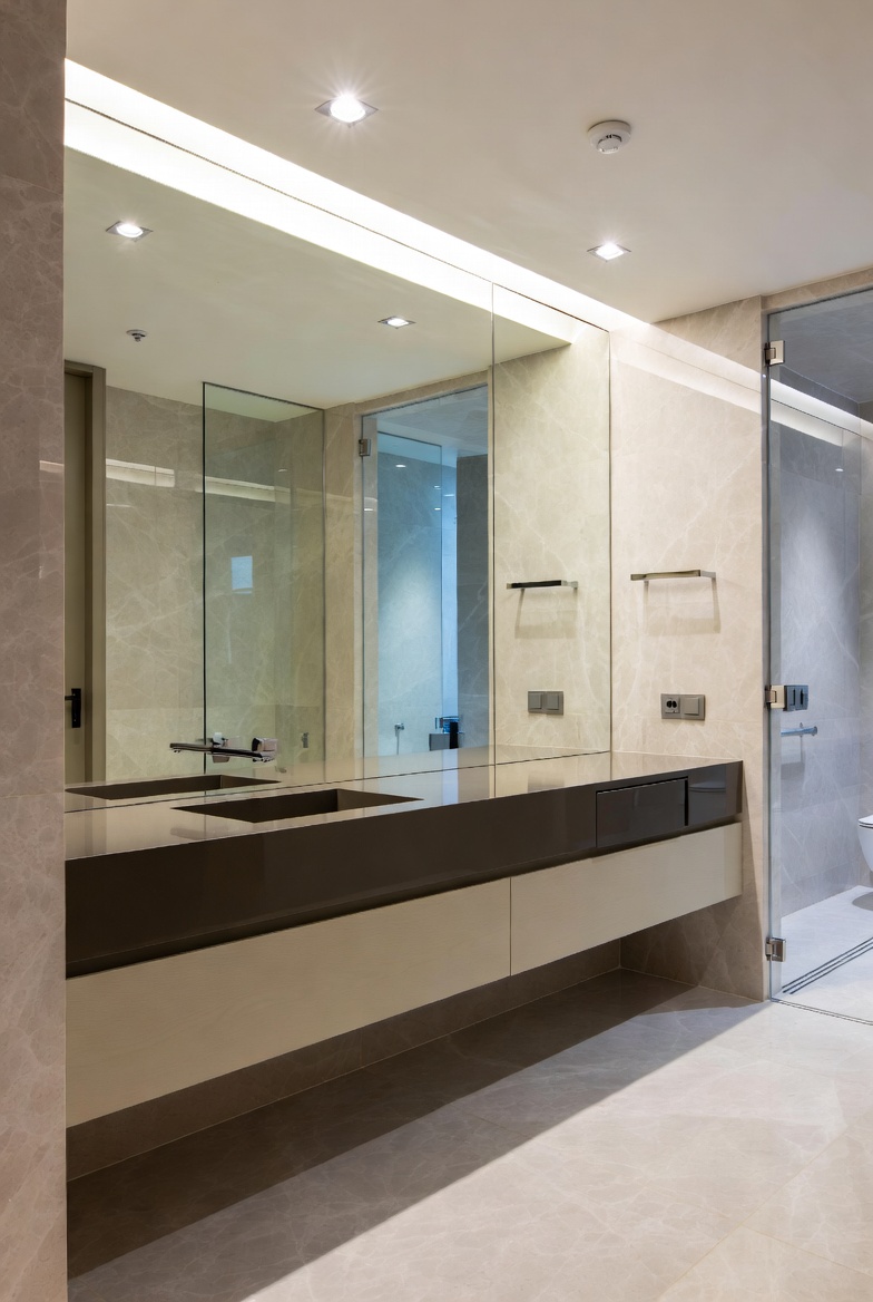 Oversized Mirrors That Expand the Space