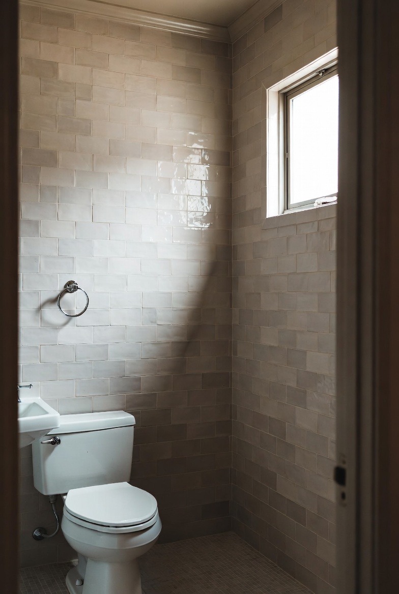 Subway Tile in Soft Neutral Tones