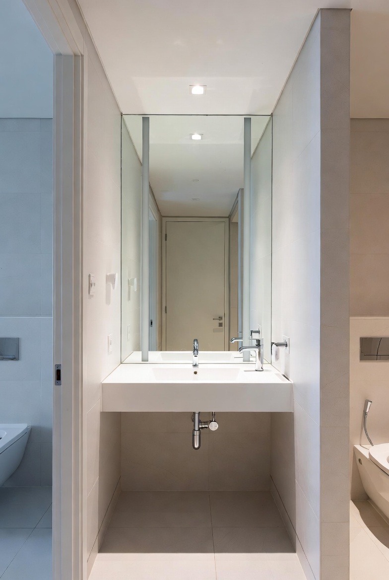 Tall Mirrors That Enhance Vertical Space