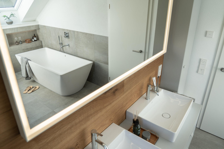 white and wood bathroom ideas